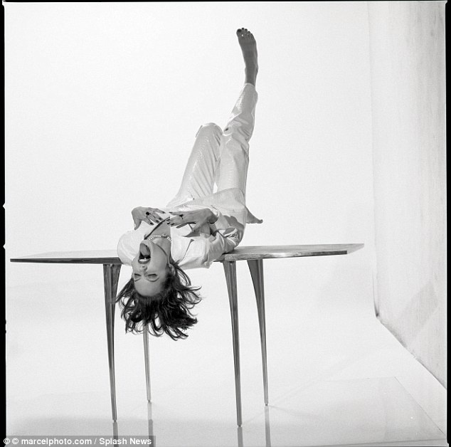 Hình ảnh thường thấy trong những bộ ảnh thời trẻ của “bà Smith”. 