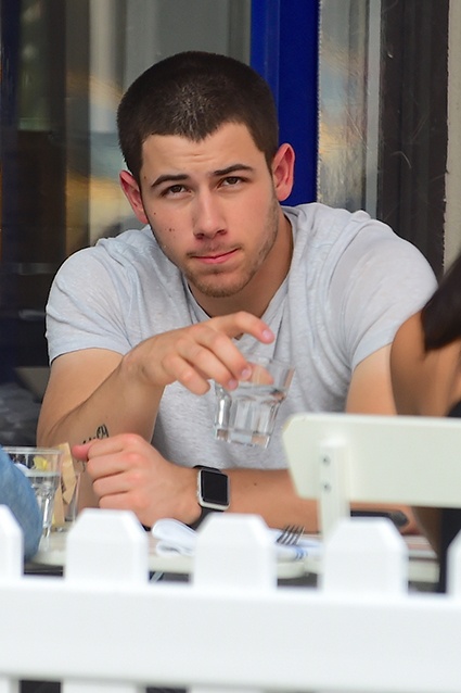 Nam ca sĩ điển trai bị bắt gặp đi ăn một mình hôm 12/6.