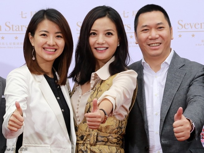 Triệu Vy là con dâu Vũ Hán trong khi Li Na là người Vũ Hán. (Ảnh Triệu Vy chụp cùng chồng trong sự kiện gần đây).