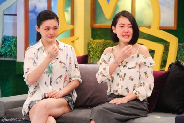 Chị em Đại S - Tiểu S khóc trong buổi phỏng vấn gần đây khi nói về sự khó khăn đã qua.