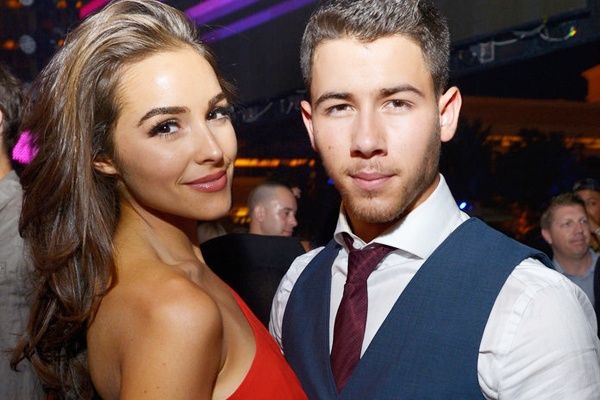 Nick Jonas chia tay ban gai Hoa hau hoan vu hinh anh