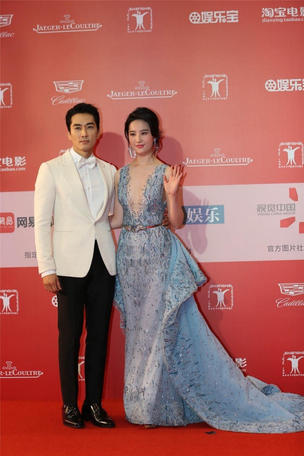 Người đẹp nổi bật trên thảm đỏ bên cạnh tài tử điển trai. Song Seung Hun không ngớt lời tán dương Lưu Diệc Phi là giai nhân đẹp nhất Trung Quốc trong mắt anh.