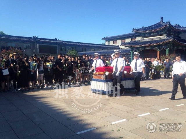 Di quan của MC 32 tuổi được di chuyển vào trong.