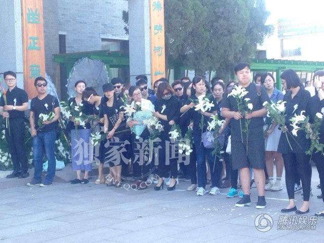 Rất nhiều người không cầm được nước mắt vì sự ra đi quá sớm của anh.