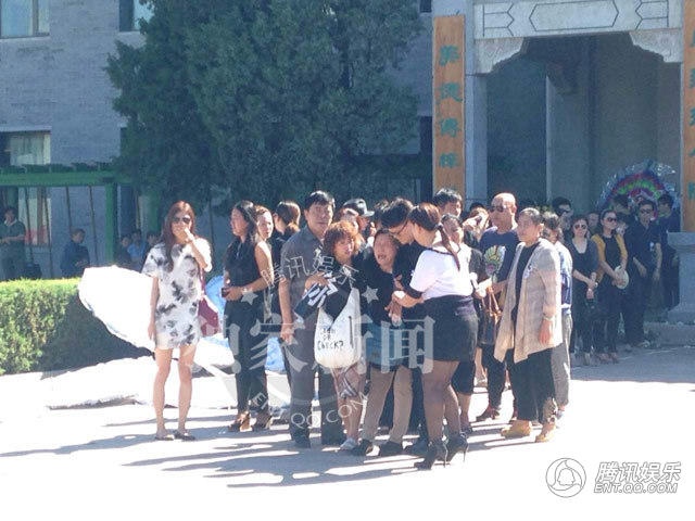 Mẹ Biên Sách là người mệt mỏi nhất trong những ngày qua. Bà khóc ngất khi nhìn thấy di quan của con trai duy nhất. 