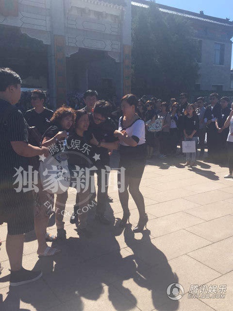 Liên tục trong lễ tang bà quỳ lậy và khóc lóc đau đớn.