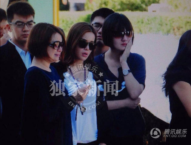 Đồng nghiệp Tương Tiểu Hàm rất thân thiết với Biên Sách khi anh còn sống có mặt từ sáng sớm. Ngoài ra, Ngưu Manh Manh, Trầm Lăng đều gửi hoa đến chia buồn.