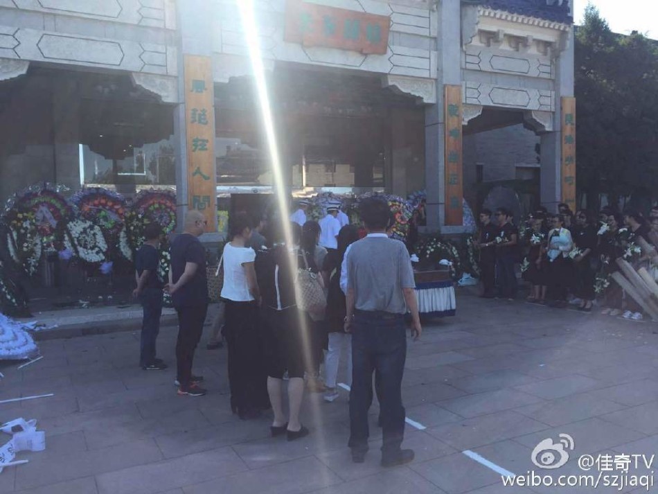 Vào sáng ngày 18/6, tang lễ đưa tiễn Biên Sách về nơi an nghỉ cuối cùng được diễn ra tại ngoại ô Bắc Kinh. Nhiều đồng nghiệp đã đến chia buồn, họ không cầm được nước mắt. 