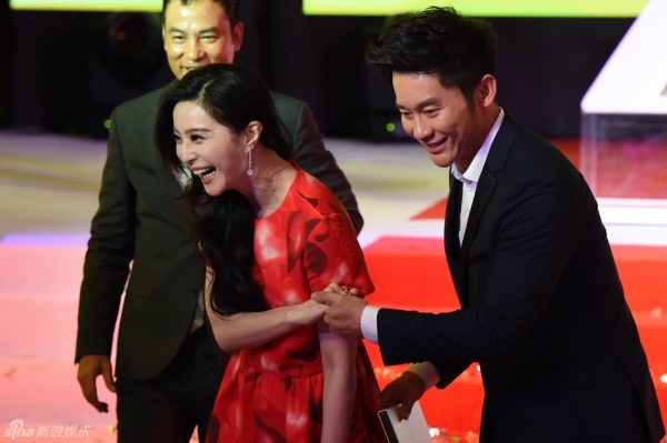 Sau đó, để đảm bảo an toàn Lý Thần nắm chặt tay người yêu đưa cô về hàng ghế ngồi. Hình ảnh này khiến tài tử họ Lý một lần nữa trở thành hình tượng