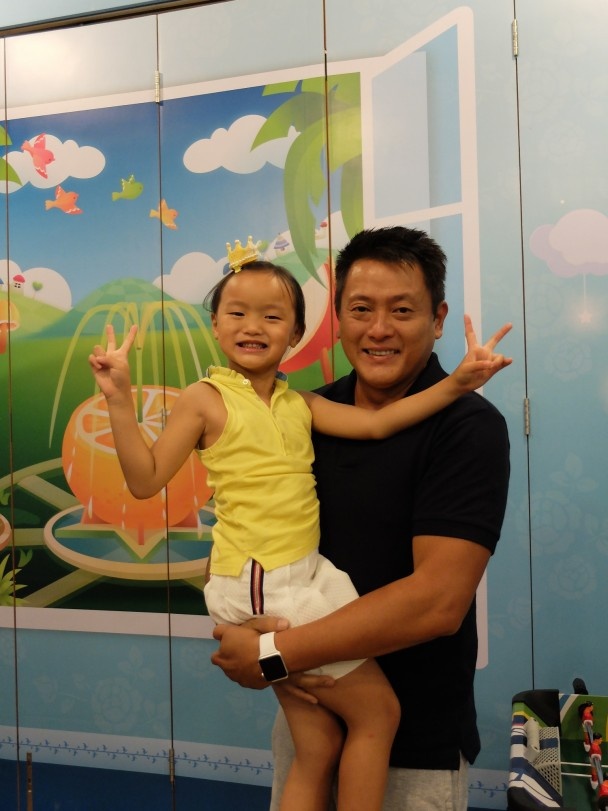 Ngụy Tuấn Kiệt một mình chăm con gái.