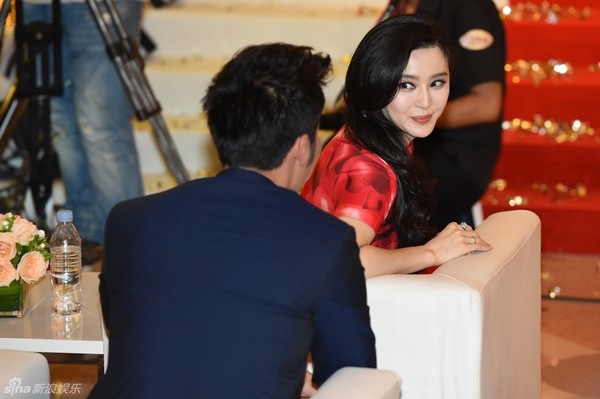 Khi có mặt trong hội trường, cả hai mới tỏ ra thân thiện với nhau.