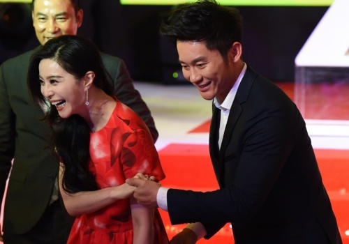 Ly Than luong cuong bao ve khi Pham Bang nga tren san khau hinh anh