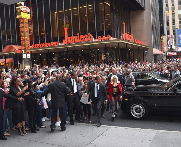 Hôm 18/6, Lady Gaga đến tham dự sự kiện Songwriters Hall of Fame Induction and Awards lần thứ 46 tổ chức ở khách sạn Marriott Marquis, New York. Đây là giải thưởng vinh danh những nhạc sĩ sáng tác có cống hiến cho nền âm nhạc Mỹ. Lady Gaga tới nhận giải thưởng Contemporary Icon Award vì những đóng góp cho văn hóa pop.