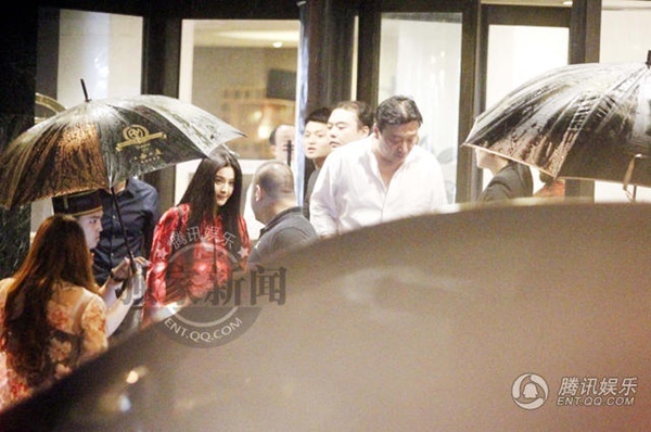 Do ống kính phóng viên nên cặp đôi phải huy động khá nhiều nhân viên an ninh dùng ô dù để hạn chế bị chụp ảnh.