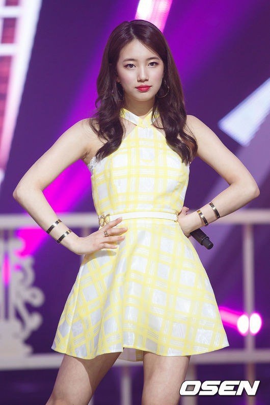 Năm ngoái, công ty quản lý JYP của Suzy phủ nhận tin đồn nữ ca sĩ nhận được sự chấp thuận đặc biệt từ một trường đại học danh tiếng. JYP khẳng định Suzy đang tập trung đóng phim và ca hát. Trước đó 2 năm, Suzy cũng cho biết cô sẽ không đăng ký thi đại học. 