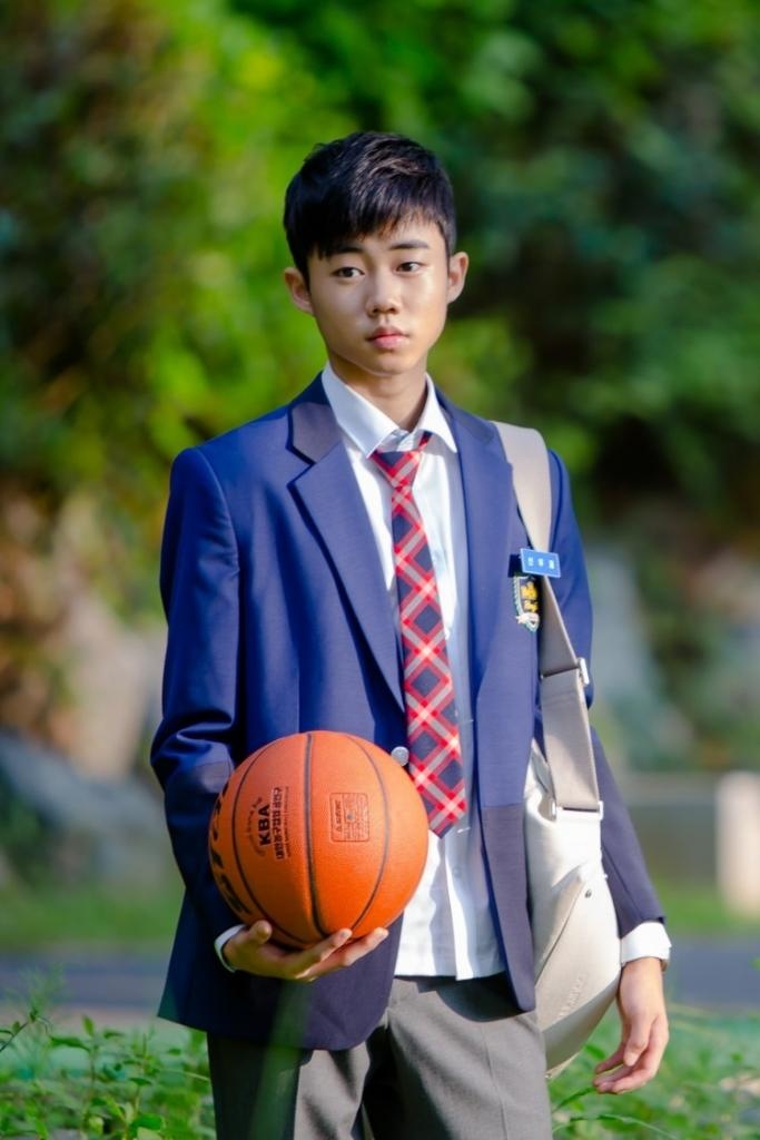 Park Ji Bin là một trong những diễn viên nhí của màn ảnh Hàn khi diễn xuất từ năm lên 6 tuổi. Năm 2013, Park Ji Bin thi lấy bằng GED – tương đương với trung học nhưng không tham dự kỳ thi vào đại học. “Cậu ấy đã chọn con đường diễn viên thay vì vào đại học” – công ty quản lý của nam diễn viên trẻ cho biết. 