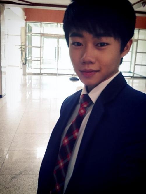 Bản thân Park Ji Bin cũng ý thức được sự có mặt của anh khiến bạn học không thoải mái. “Lịch trình thất thường sẽ gây bất tiện cho cả tôi và các bạn trong lớp. Tôi từng nghỉ đóng phim để đến trường, gần gũi với các bạn hơn nhưng họ nghĩ rằng tôi đi học là vì không có việc gì để làm” – Park nói. 