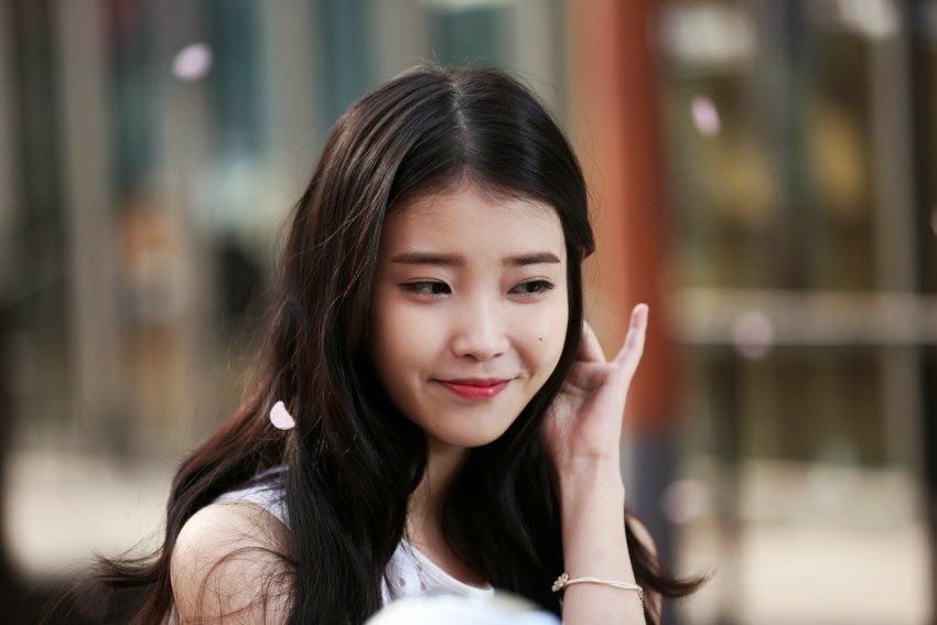 IU cũng có cùng lý do như đàn chị BoA khi quyết định không trở thành sinh viên. Ngoài ra, nữ ca sĩ trẻ còn lý do khác khá thành thật. “Tôi từ bỏ đại học vì sợ rằng mình sẽ không thể trả lời bất cứ câu hỏi nào trong bài thi đầu vào. Tôi đi hát từ thời trung học nên điểm số bị tụt hạng rất nhiều” – IU chia sẻ.  