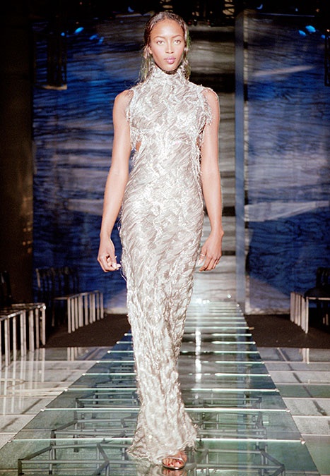 Naomi trình diễn bộ váy ánh bạc ở show Versace năm 1998.