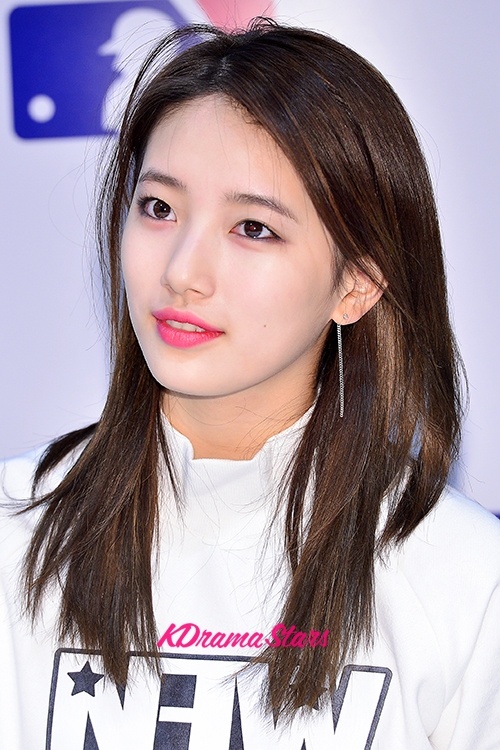 “Tại sao tôi cần vào đại học nếu biết rằng mình sẽ không thể đến lớp thường xuyên?” – bạn gái Lee Min Ho phát biểu. Từng bị chê bai là “não ngắn”, cư dân mạng cho rằng có thể Suzy không đủ khả năng để vượt qua được kỳ thi đầu vào. 