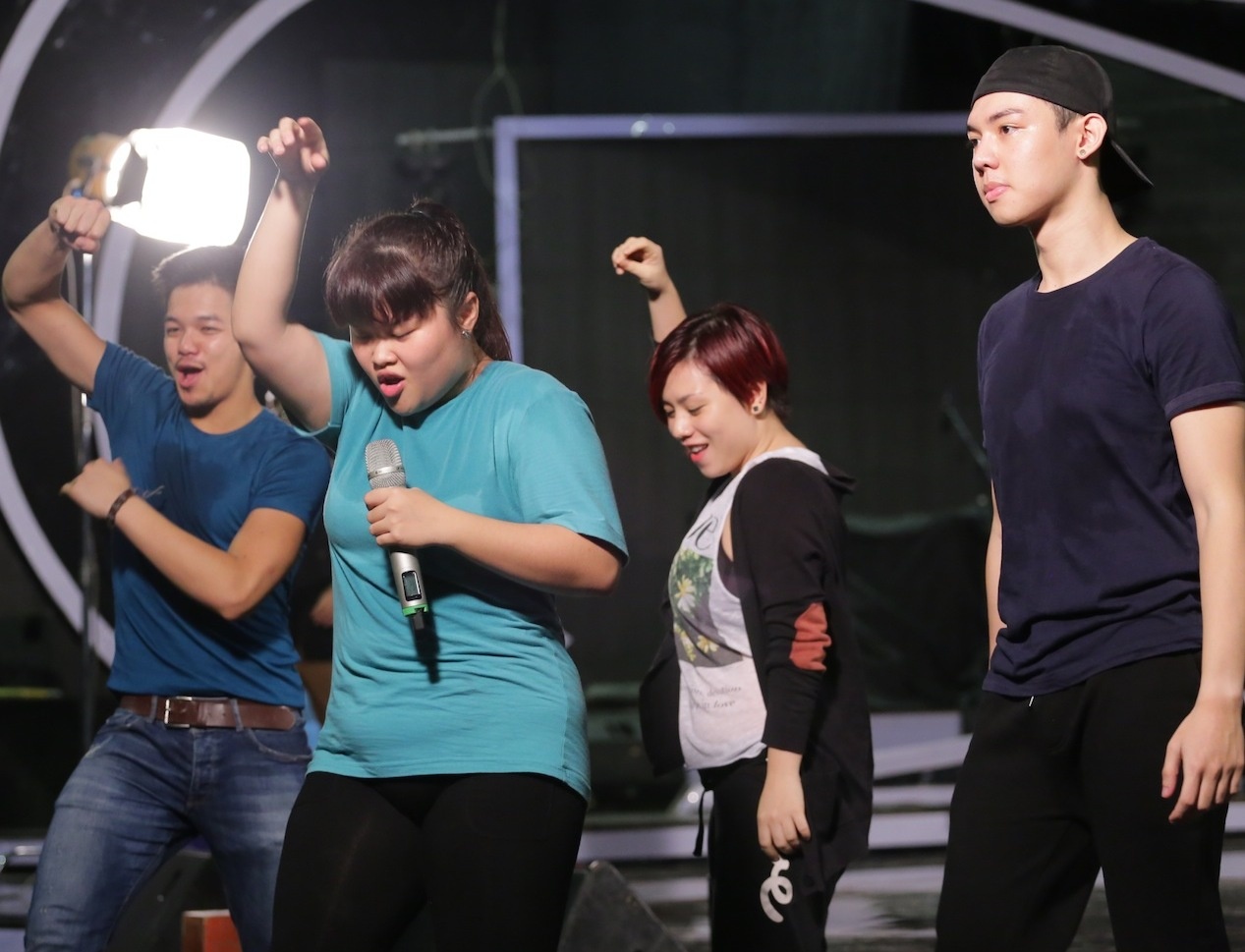 Top 7 Vietnam Idol muot mo hoi luyen tap vu dao hinh anh