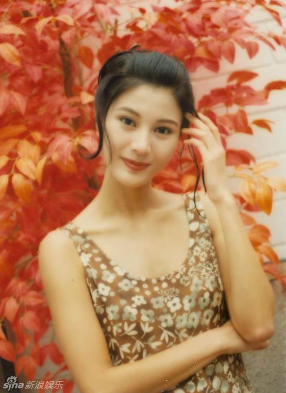 Lý Gia Hân sinh ngày 20/6/1970 tại Macao. Cô mang một nửa dòng máu Bồ Đào Nha. Hôm nay, cô vừa tròn 45 tuổi nhưng vẻ đẹp không bị bào mòn bởi thời gian.