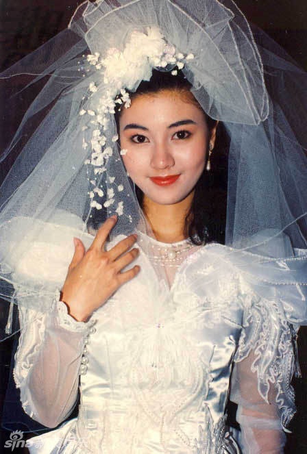 Cô còn vướng tin đồn yêu đương với hai người đàn ông ngoài ngành giải trí trước khi công khai tình cảm với đại gia Hứa Tấn Hanh vào tháng 6/2006. Cô kết hôn năm 2011 và có một con trai.