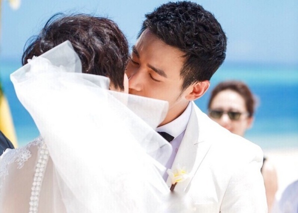 Nụ hôn ngọt ngào của đôi vợ chồng nổi tiếng. Cặp đôi yêu nhau từ thời cả hai còn chưa nổi tiếng. Họ được khen ngợi xứng lứa vừa đôi.