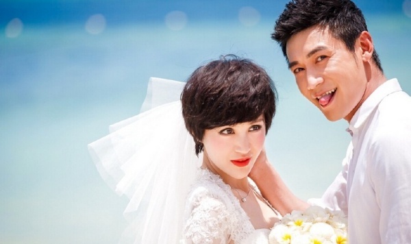 Ngày 20/6, trên trang cá nhân, tài tử Bát đại hào hiệp - Lục Nghị chia sẻ hình ảnh đám cưới ngọt ngào trên bờ biển. Lục Nghị và bà xã Bào Lôi hạnh phúc, rạng rỡ như thuở mới cưới.