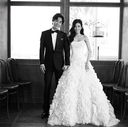 Jo Sung Mo và vợ - Gu Min Ji trong ngày cưới 5 năm trước.