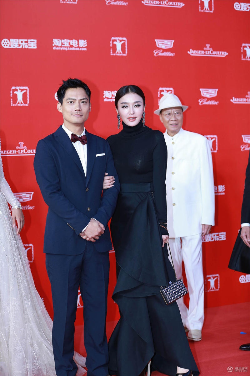 Tài tử Cao Thánh Viễn tháp tùng Tần Lam trên thảm đỏ.