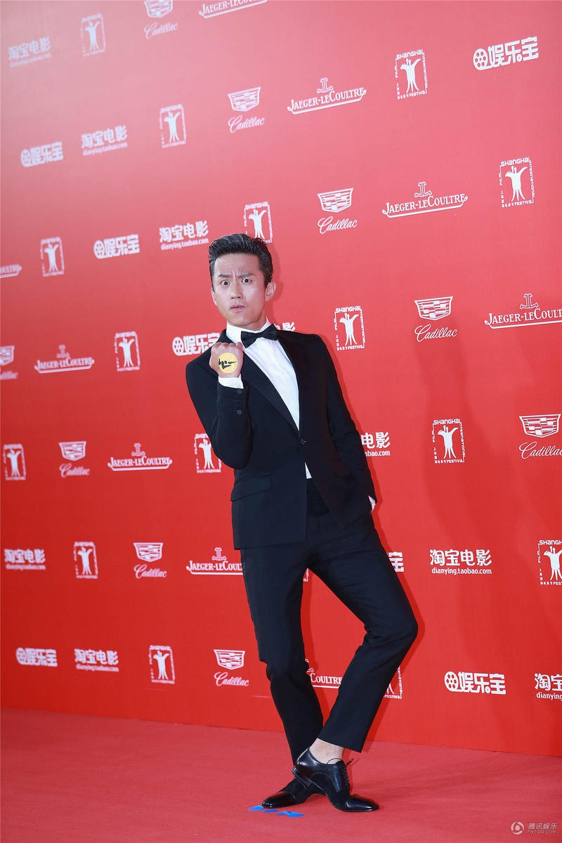 Mặc scandal ngoại tình, Đặng Siêu vẫn nhắng nhít trước ống kính.