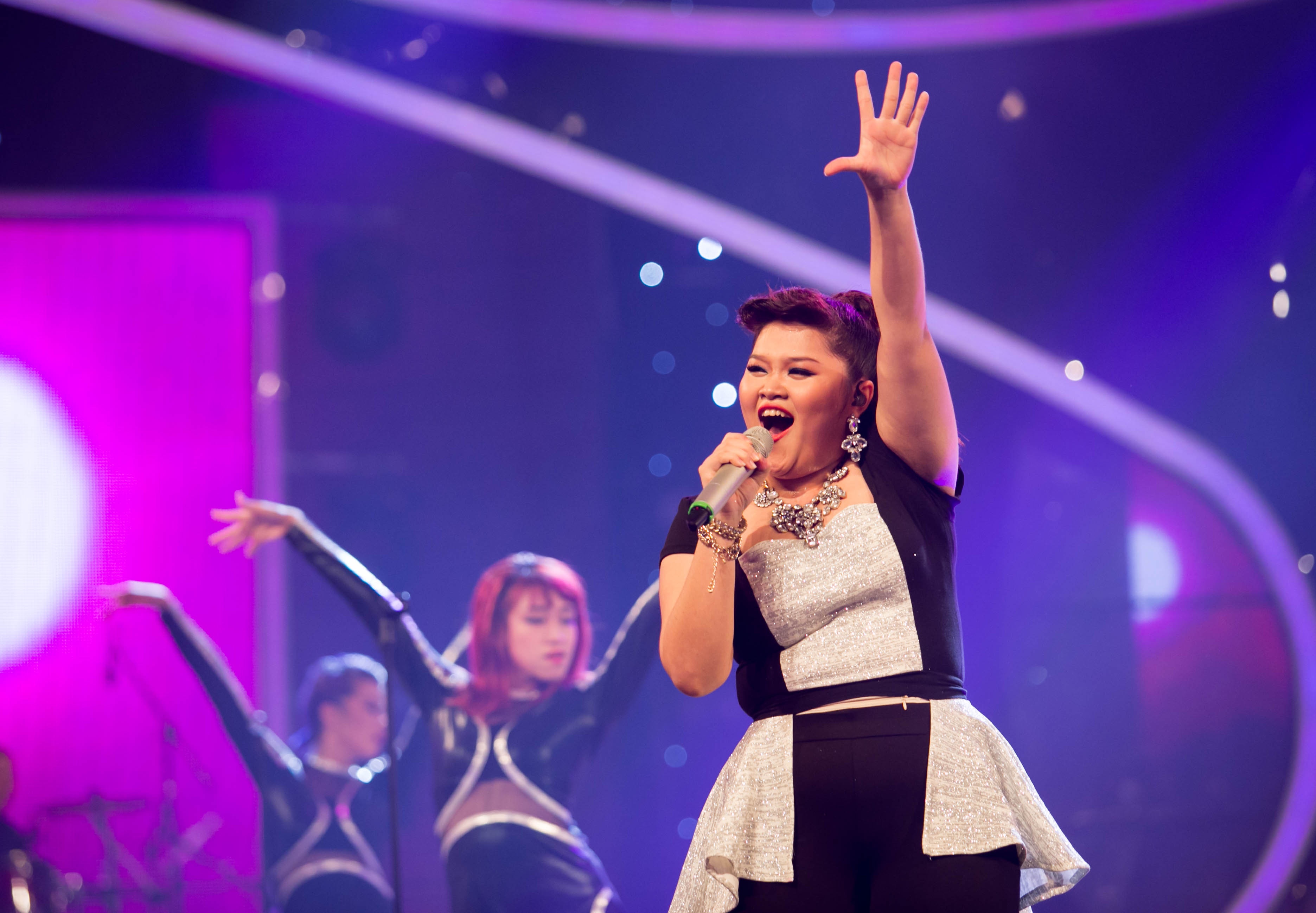 Bích Ngọc liên tiếp tỏa sáng trên sân khấu Vietnam Idol mùa 6.