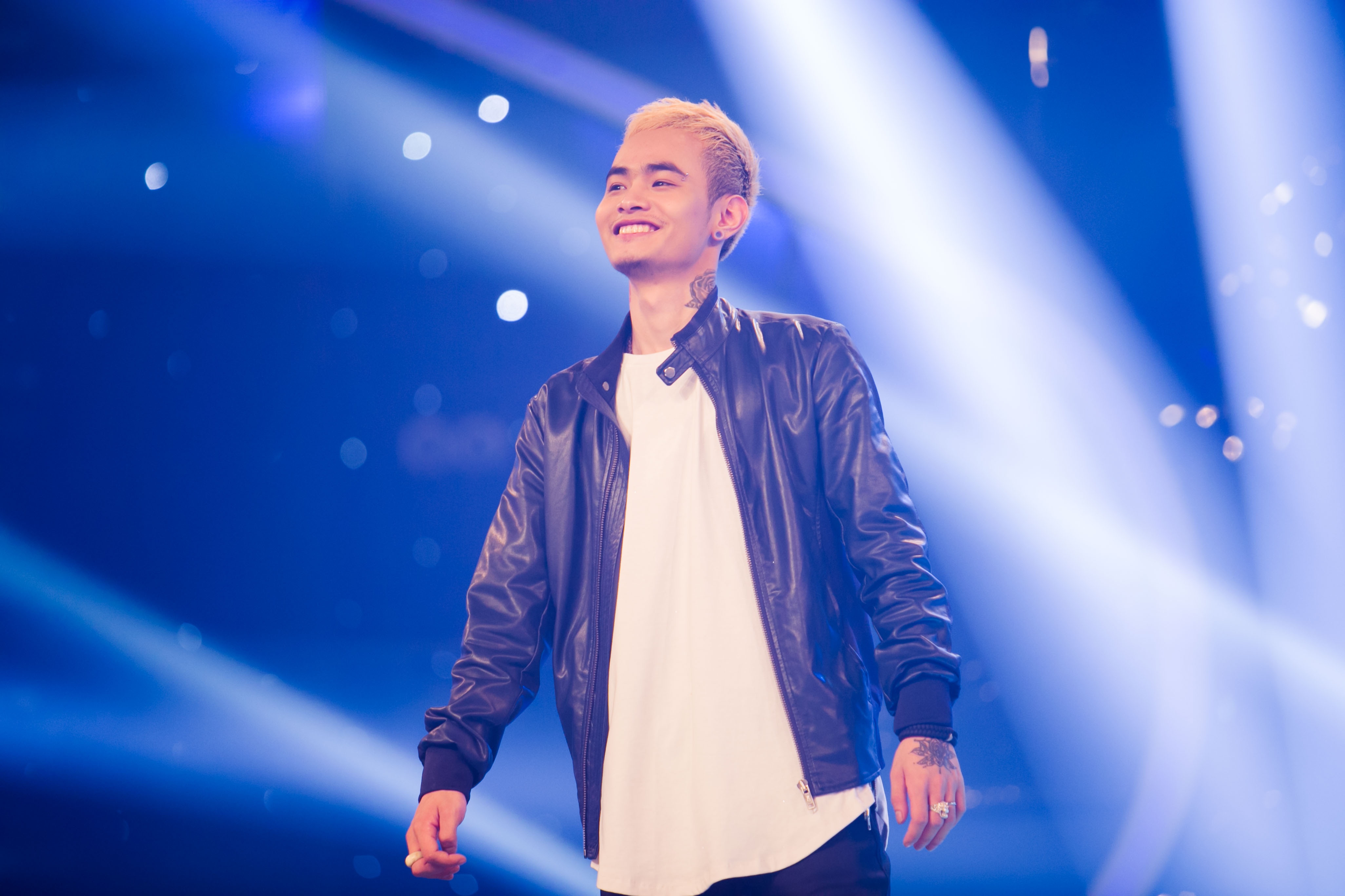 Chang 'ma ca rong' Ngoc Viet gui loi chao tam biet khan gia hinh anh