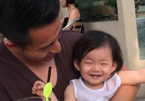 Chong Dai S dam dang cham con gai sau va vap tai chinh hinh anh