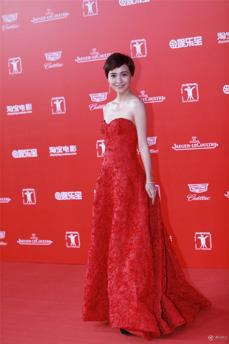 Người đẹp Quách Thái Khiết đệu đà với váy đỏ quyến rũ.