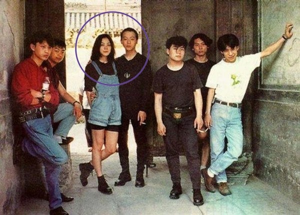 Bức ảnh này được chụp cách đây hơn 20 năm khi danh ca Vương Phi vẫn chưa nổi tiếng. Lúc ấy, cô là bạn gái của tay rocker Đậu Duy - sau này trở thành người chồng đầu tiên. Họ sống hạnh phúc cho đến khi Vương Phi chứng kiến tận mắt cảnh chồng ngoại tình. Cô quyết định ly hôn ngay sau đó.