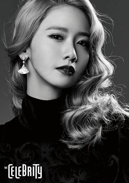 Thành viên Yoona đẹp sắc sảo khi sắm vai diễn viên quyến rũ. Bức ảnh đen trắng làm nên nét bí ẩn cho nữ ca sĩ.