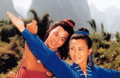 Hình ảnh trên phim trường của Lý Liên Kiệt và mối tình thời thanh mai trúc mã - Hoàng Thu Yến. Cô hơn anh 2 tuổi, họ có với nhau 2 người con gái trước khi tan vỡ hôn nhân vì sự xuất hiện của Lợi Trí.