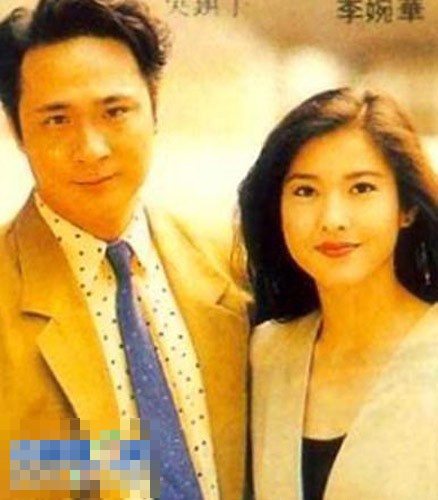 Ngô Trấn Vũ bén duyên với Lý Uyển Hoa trên phim trường năm 1989. Cả hai chia tay sau 8 năm yêu đương. Sau đó, Lý hẹn hò với “Triển Chiêu” Hà Gia Kính nhưng cuộc tình của họ cũng không đi đến đâu sau gần thập kỷ bên nhau.