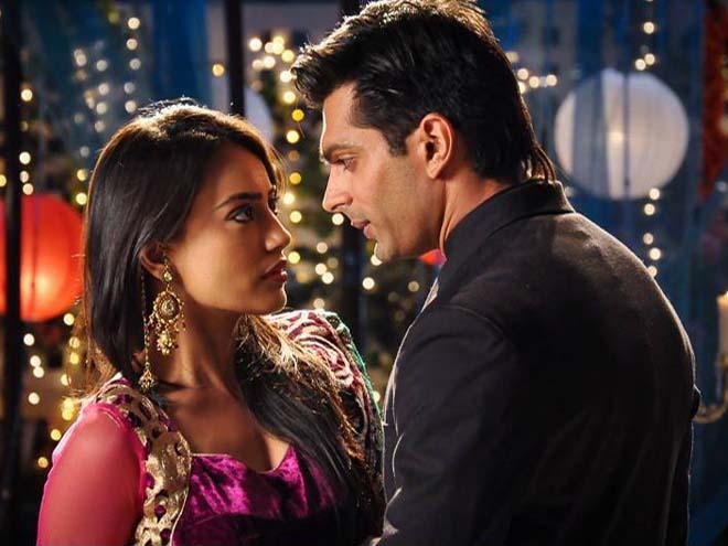 Khi lên sóng ở Ấn lần đầu tiên vào năm 2012, Qubool Hai (Bí mật gia đình họ Khan) được khán gia ghi nhận vì khắc họa thành công xã hội Hồi giáo trên màn ảnh nhỏ. Cốt truyện ban đầu kể về mối tình lãng mạn giữa Zoya và Asad