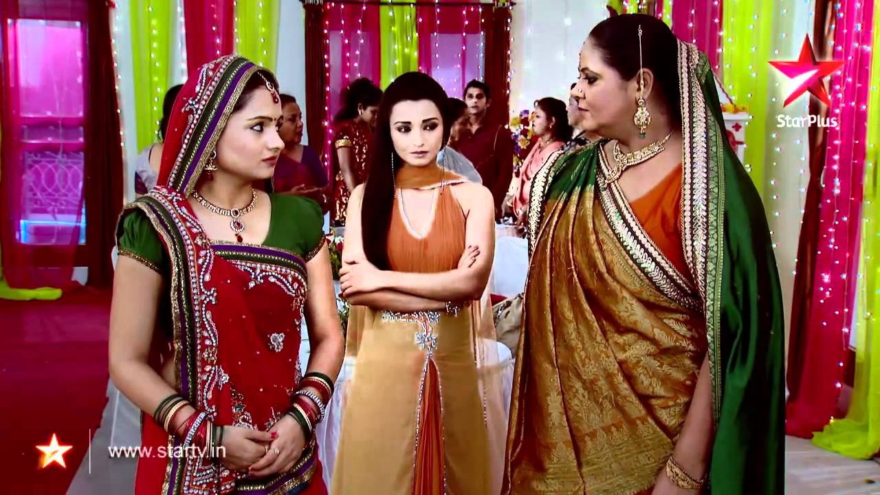 Hindustantimes gọi Saath Nibhana Sathiya là một trong những phim truyền hình dở tệ nhất với những câu chuyện ngớ ngẩn một cách hài hước và diễn xuất thiếu tự nhiên vì biểu cảm quá mức. 