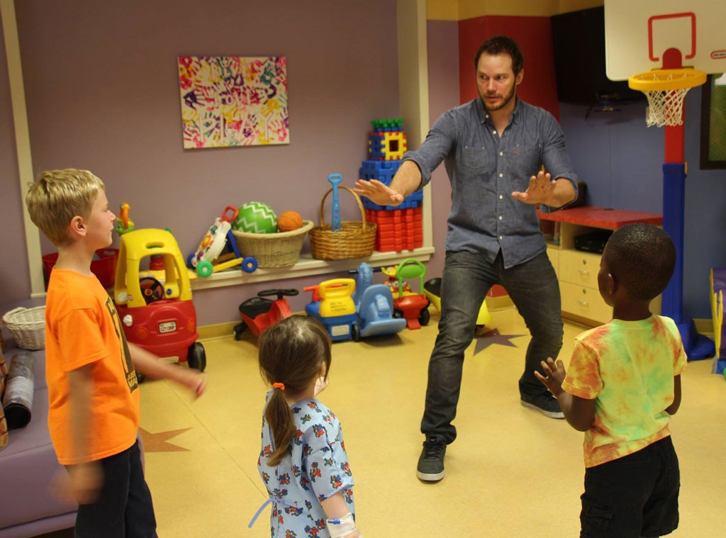 Chris Pratt huong dan benh nhi huan luyen khung long hinh anh