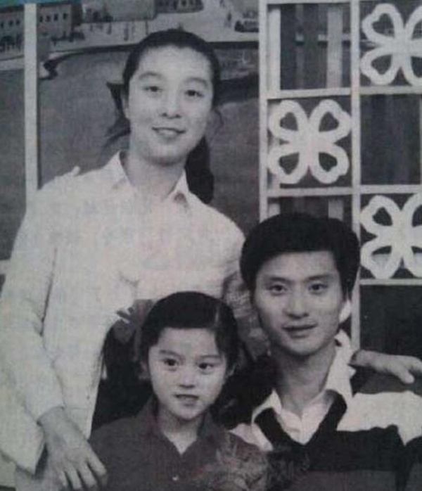 Cha cô vốn làm ca sĩ trong đoàn văn công hàng không hải quân, sau đó chuyển nghề về địa phương nhưng vẫn tiếp tục tham gia văn nghệ. Bà Trương Truyền Mỹ, mẹ cô từng là diễn viên múa. Do phải chịu nhiều ảnh hưởng từ cha mẹ nên từ nhỏ cô cũng đã yêu thích văn nghệ.