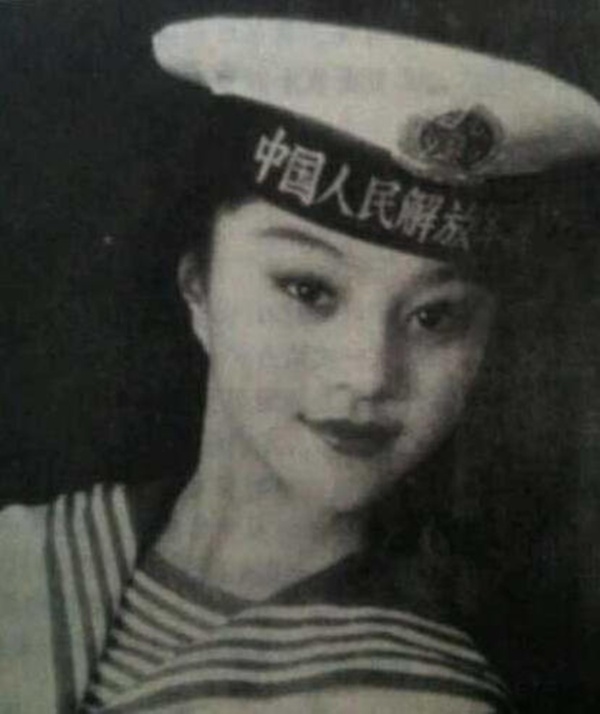 Cô được chú ý khi mới 15 tuổi và sớm có vai diễn đầu tay trong Hoàn Châu cách cách năm 16 tuổi.