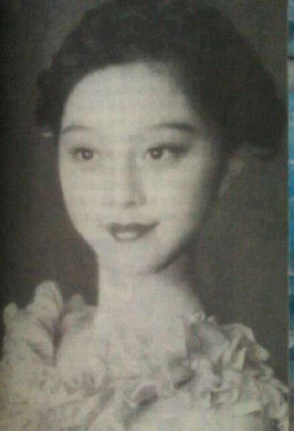 Trang QQ đăng tải những hình ảnh thời Phạm Băng Băng còn chưa nổi tiếng. Cô gái nhỏ sinh ra và lớn lên ở Thanh Đảo, tỉnh Sơn Đông (Trung Quốc) từ thời thiếu nữ 12, 13 tuổi đã có vẻ đẹp sắc nét.