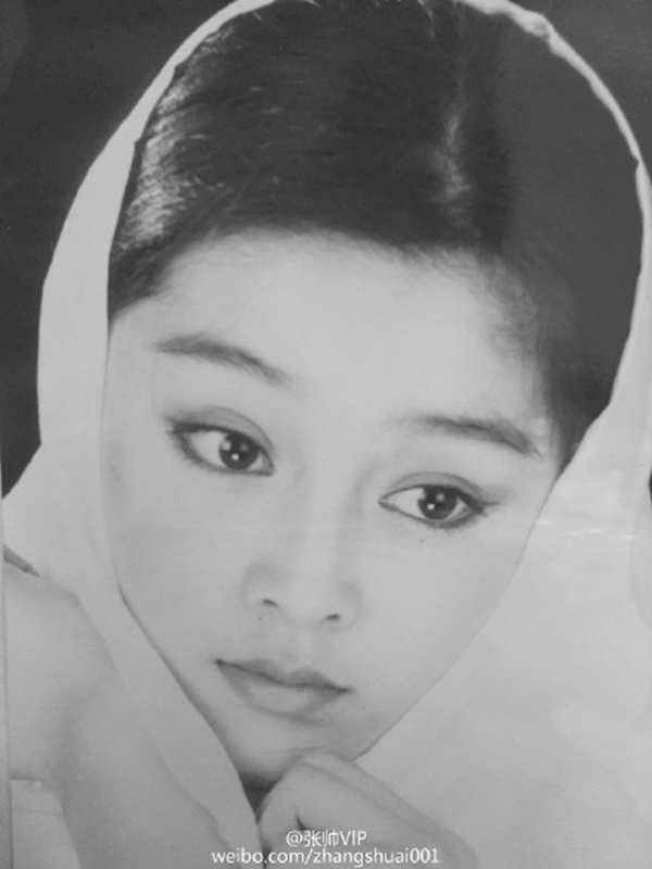 Những tấm ảnh đen trắng nhưng không làm mờ đi nét đẹp quyến rũ với đôi mắt có hồn, khuôn miệng nhỏ xinh quyến rũ.