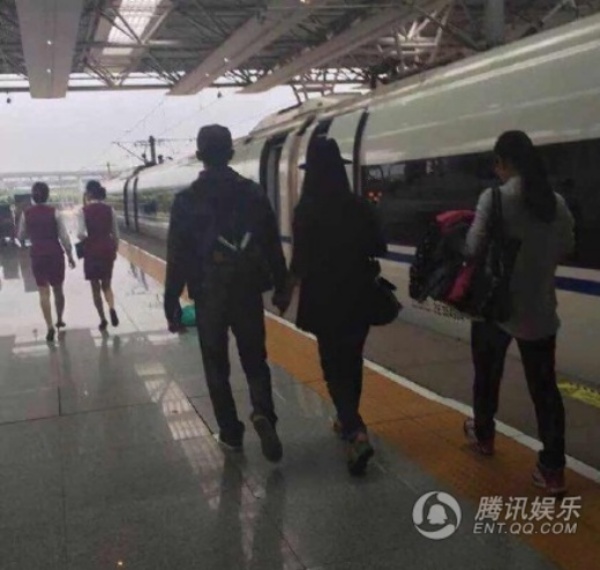 Lý Thần và Phạm Băng Băng nắm tay đi dạo không ngại phóng viên bám theo.