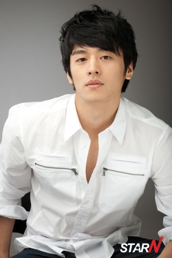 Yoon Jong Hwa phẫu thuật và đang trong giai đoạn điều trị sau khi phát hiện mắc bệnh ung thư cột sống.