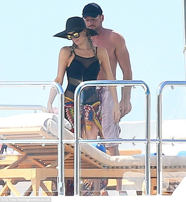 Người tình gần đây nhất của người đẹp truyền hình kiêm nhà thiết kế Paris Hilton là tài phiệt người Austrilia Thomas Gross. Tiểu thư tóc vàng của dòng họ Hilton bị bắt gặp quấn quýt bên bồ mới ở một bờ biển Tây Ban Nha vào đầu tháng 6. 